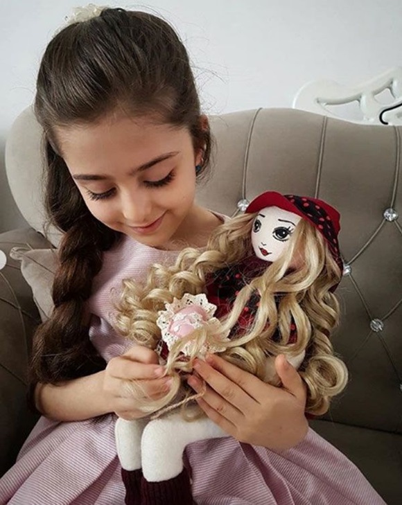 Bé gái bị làm phiền vì quá đẹp khiến bố phải nghỉ việc làm vệ sĩ bây giờ ra sao?-7