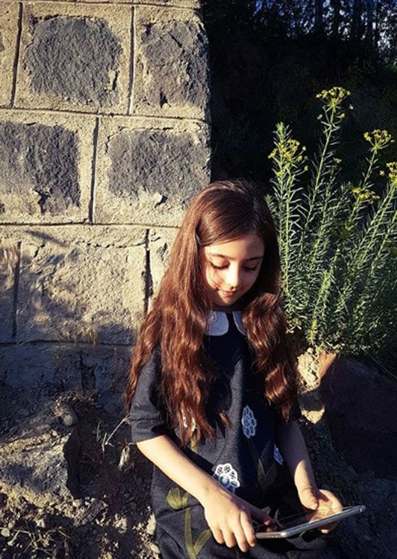 Bé gái bị làm phiền vì quá đẹp khiến bố phải nghỉ việc làm vệ sĩ bây giờ ra sao?-13