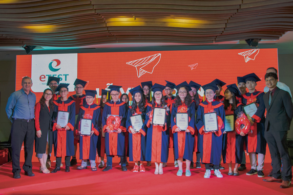 Trung tâm Tiếng Anh ETEST trao thưởng cho học viên đạt học bổng du học-1