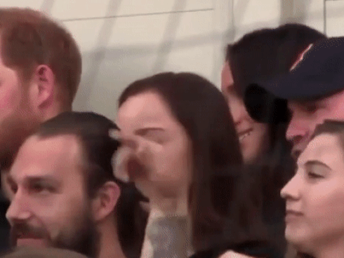 Khoảnh khắc Meghan Markle tạo dáng quá đà trước ống kính và đứng nói chuyện một mình tiếp tục trở thành đề tài hot trên mạng xã hội-2