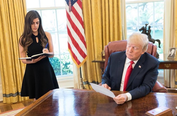 Điều ít biết về nữ trợ lý 28 tuổi xinh đẹp và đầy quyền lực của Tổng thống Trump, được trả lương hơn 3 tỷ đồng mỗi năm-2