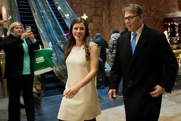 Điều ít biết về nữ trợ lý 28 tuổi xinh đẹp và đầy quyền lực của Tổng thống Trump, được trả lương hơn 3 tỷ đồng mỗi năm-3