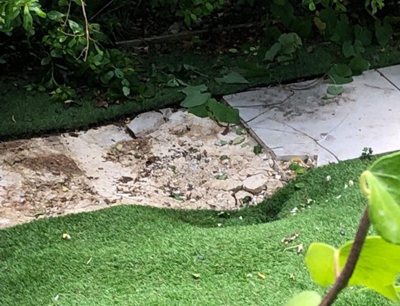 Cận cảnh hiện trường thi thể người rơi từ máy bay xuống lõm cả một khoảng đất, thanh niên tắm nắng suýt bị rơi trúng người vẫn chưa hết bàng hoàng-2