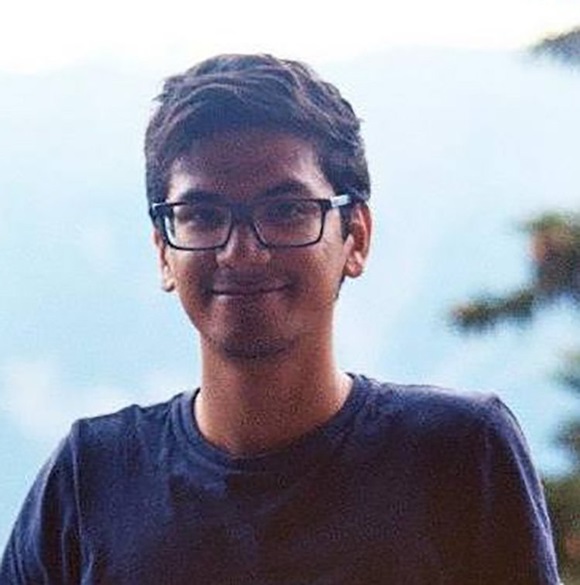 Cận cảnh hiện trường thi thể người rơi từ máy bay xuống lõm cả một khoảng đất, thanh niên tắm nắng suýt bị rơi trúng người vẫn chưa hết bàng hoàng-3