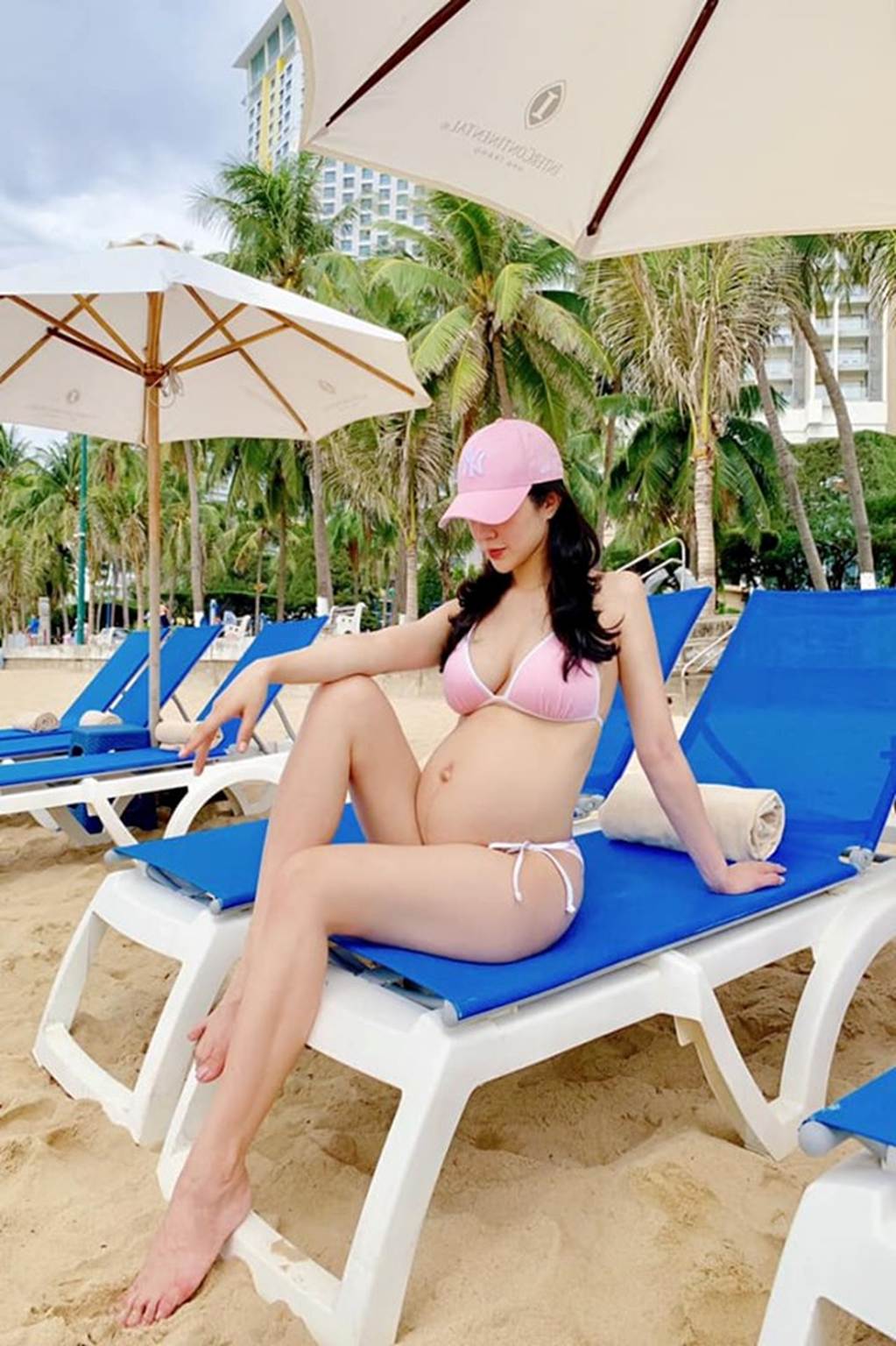 3 mỹ nhân bầu vượt mặt vẫn hở bạo với bikini: Diệp Lâm Anh nóng bỏng nhất?-5