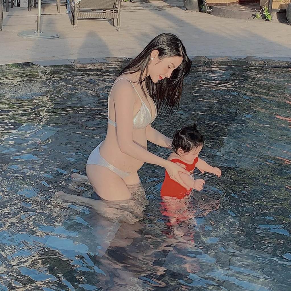 3 mỹ nhân bầu vượt mặt vẫn hở bạo với bikini: Diệp Lâm Anh nóng bỏng nhất?-6