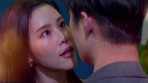 Vô tình nhìn thấy mẹ chồng vừa xem tấm ảnh đứa bé giống hệt chồng vừa khóc, vợ theo dõi chồng rồi ngã ngửa vì sự thật khó tin-2