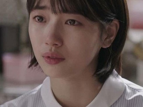 Vô tình nhìn thấy mẹ chồng vừa xem tấm ảnh đứa bé giống hệt chồng vừa khóc, vợ theo dõi chồng rồi ngã ngửa vì sự thật khó tin