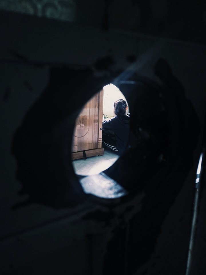 Cô em gái trốn tiệt trong phòng không cho ai vào, chị gái quyết định xông vào và phát hiện ra một thế giới tuyệt tác đầy bất ngờ-3