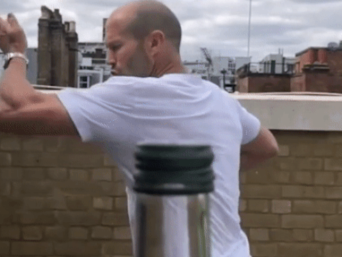 Những pha biểu diễn hài hước theo trào lưu đá mở nút chai-1