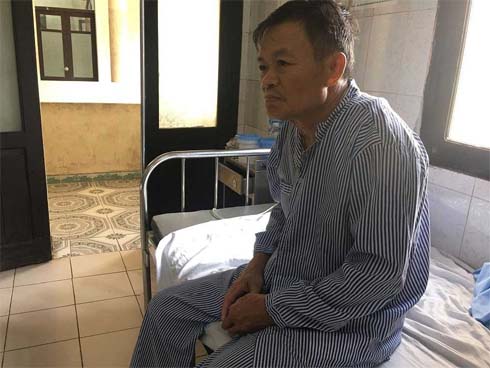 Sương mù dày đặc khiến xe buýt lật nghiêng vì tránh xe tải-1