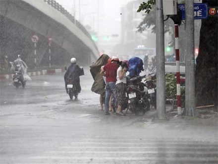 Ảnh hưởng bão số 2 khiến Hà Nội mưa trắng xoá, gió quật nghiêng người