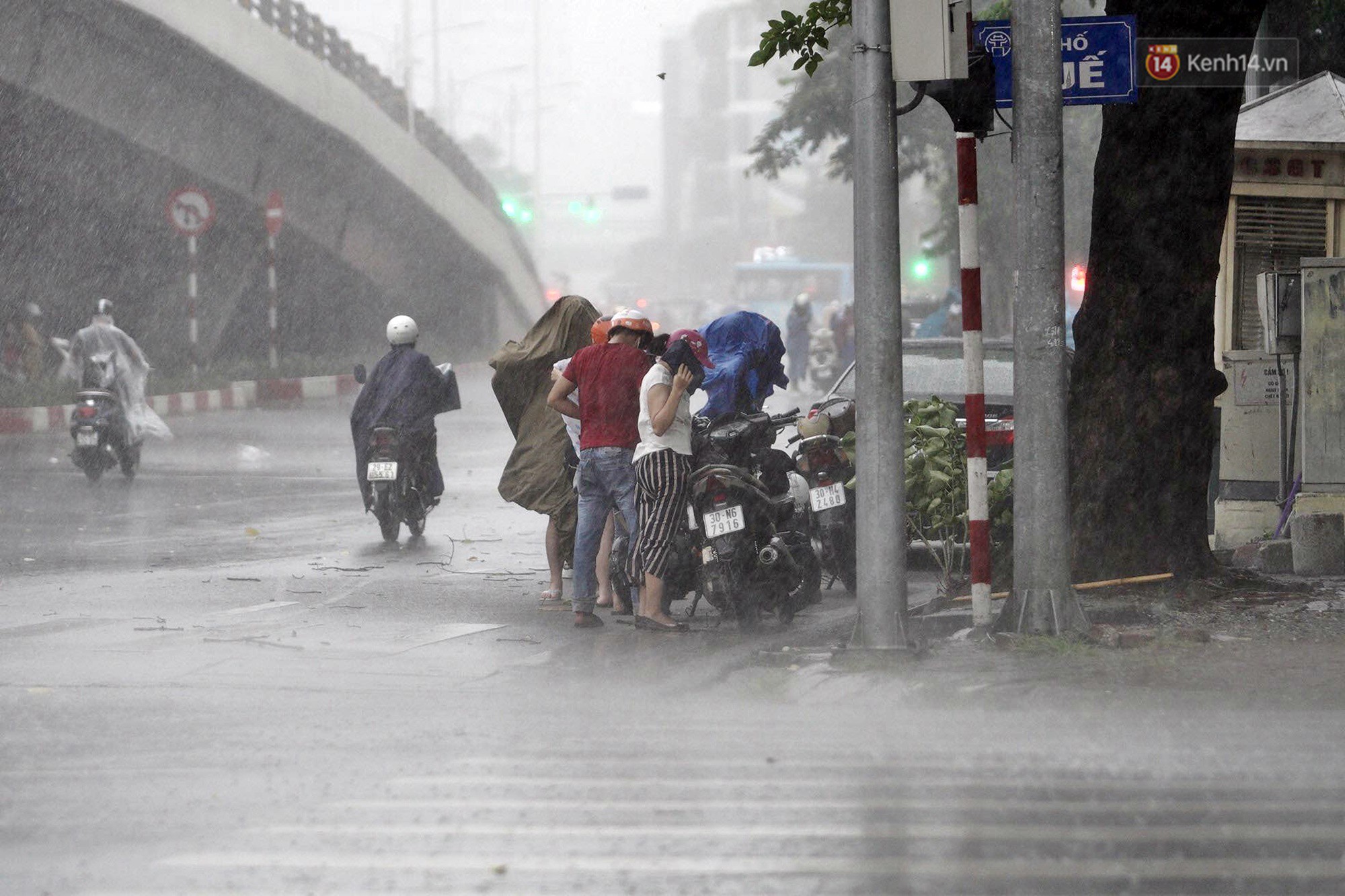 Ảnh hưởng bão số 2 khiến Hà Nội mưa trắng xoá, gió quật nghiêng người-15