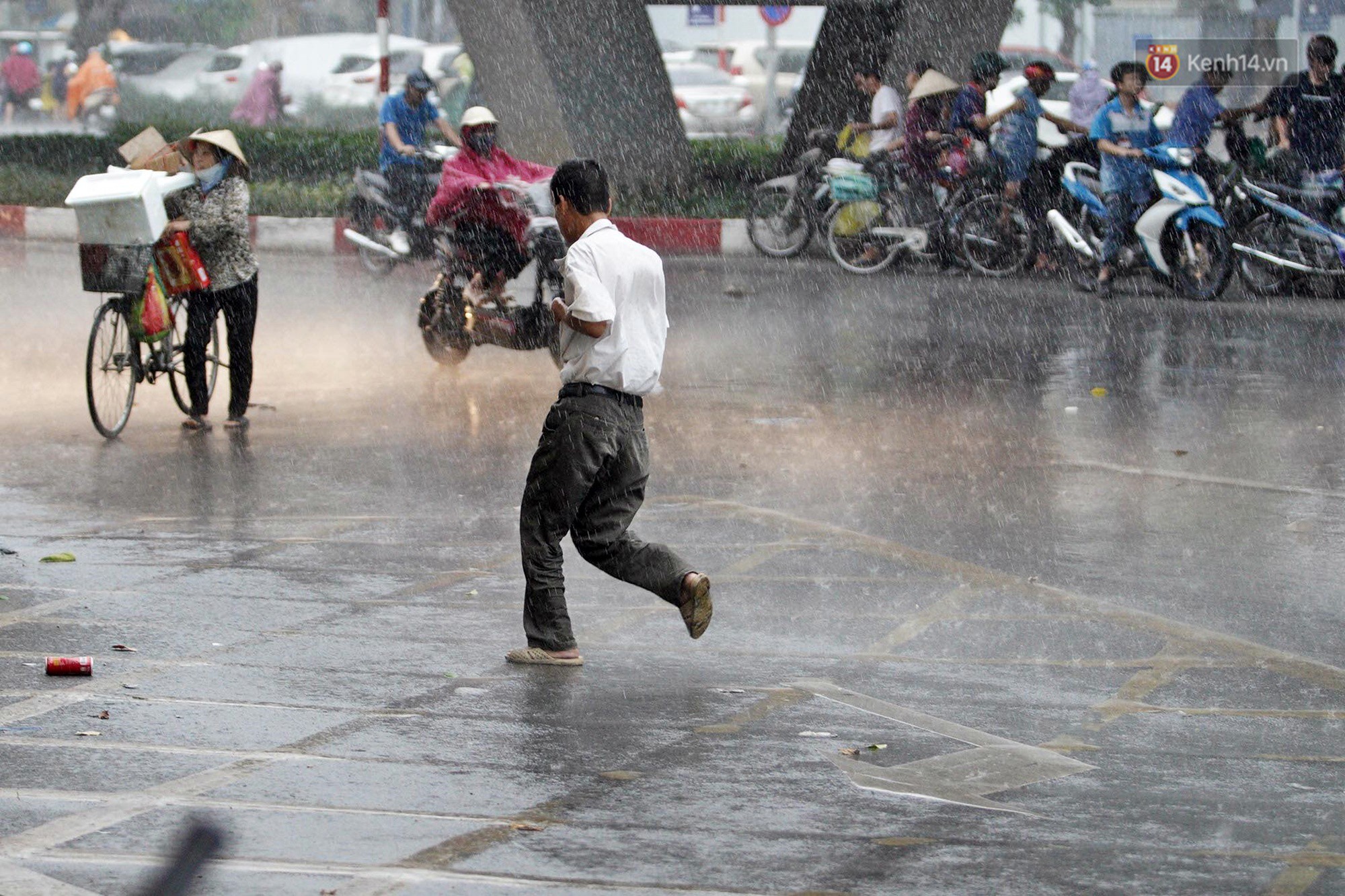 Ảnh hưởng bão số 2 khiến Hà Nội mưa trắng xoá, gió quật nghiêng người-23