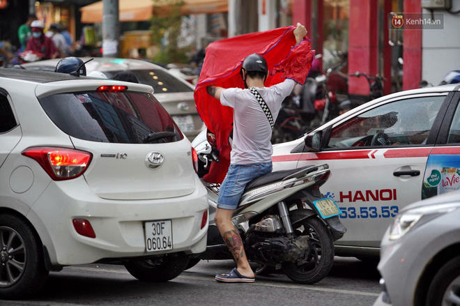 Ảnh hưởng bão số 2 khiến Hà Nội mưa trắng xoá, gió quật nghiêng người-3