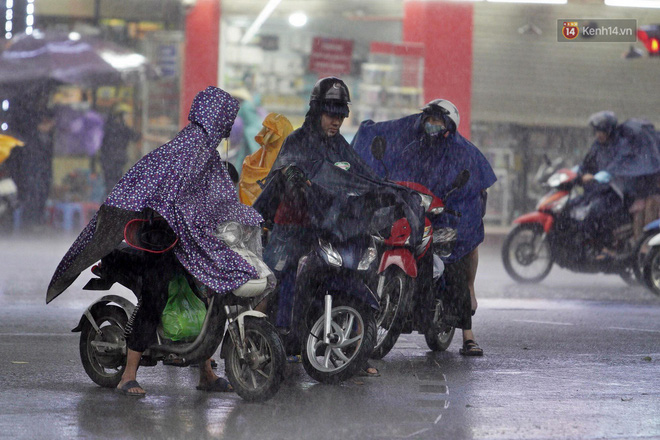 Ảnh hưởng bão số 2 khiến Hà Nội mưa trắng xoá, gió quật nghiêng người-18