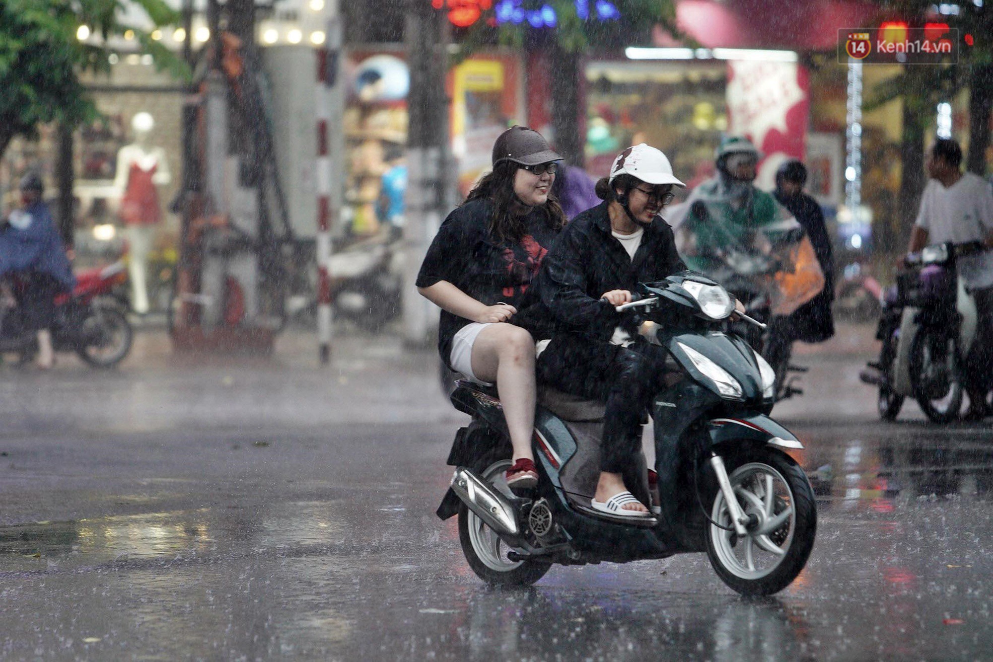 Ảnh hưởng bão số 2 khiến Hà Nội mưa trắng xoá, gió quật nghiêng người-21