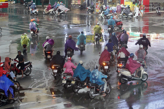 Ảnh hưởng bão số 2 khiến Hà Nội mưa trắng xoá, gió quật nghiêng người-17
