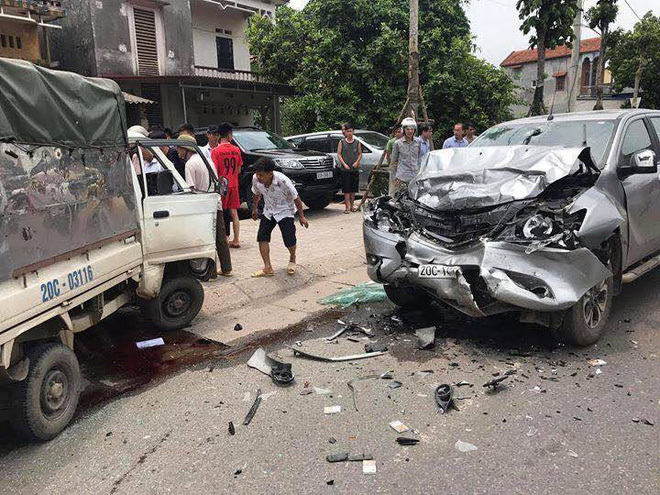 Xe tải nhỏ lộn vòng sau cú tông tóe khói ở Thái Nguyên, tài xế tử vong-1