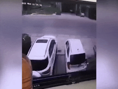 Xe tải nhỏ lộn vòng sau cú tông tóe khói ở Thái Nguyên, tài xế tử vong