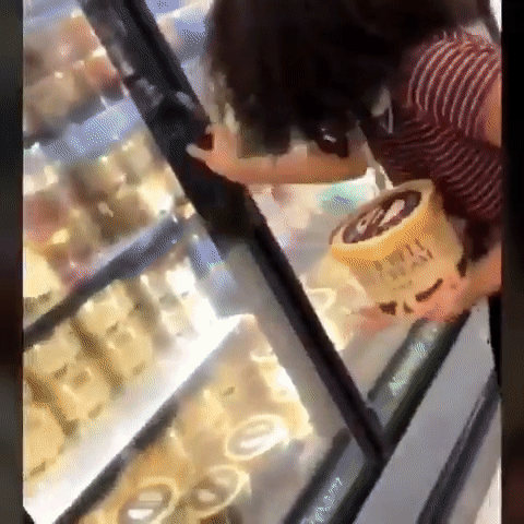 Cô gái ngang nhiên mở hộp kem, nếm thử rồi trả lại chỗ cũ gây phẫn nộ, chị em cần cẩn trọng khi mua hàng tại siêu thị-2