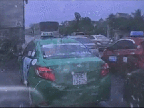 Hà Nội: Ô tô ‘điên’ lao như tên bắn, tông hàng loạt xe dừng chờ đèn đỏ