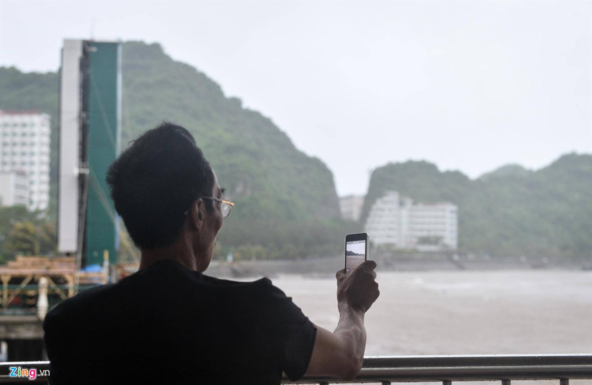 Cảnh ngổn ngang sau bão số 2 trên đảo Cát Bà-1