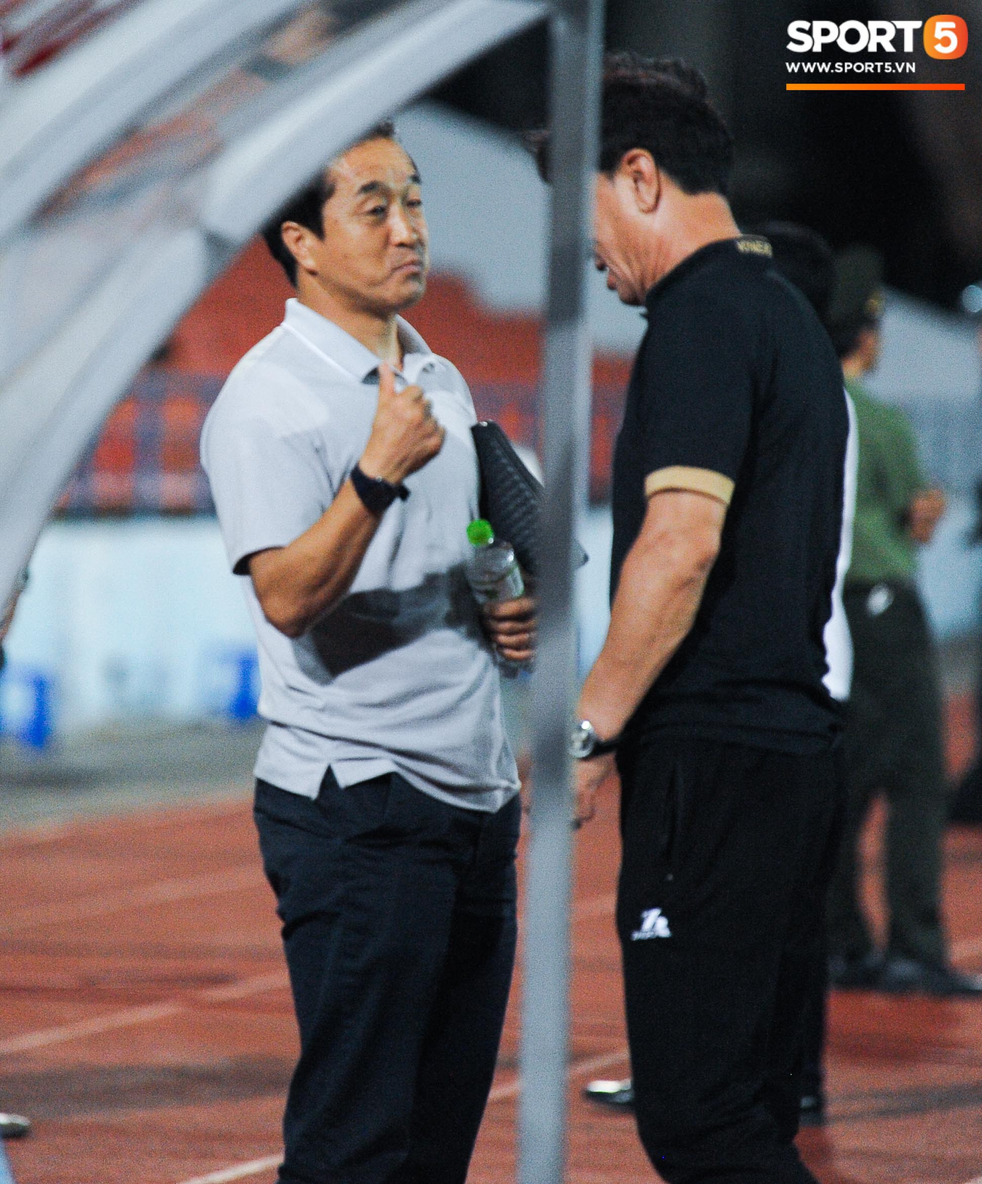 Cảm động khoảnh khắc cựu tuyển thủ Việt Nam chạy theo gọi tên thầy Lee khi cơn bão đang cận kề-2