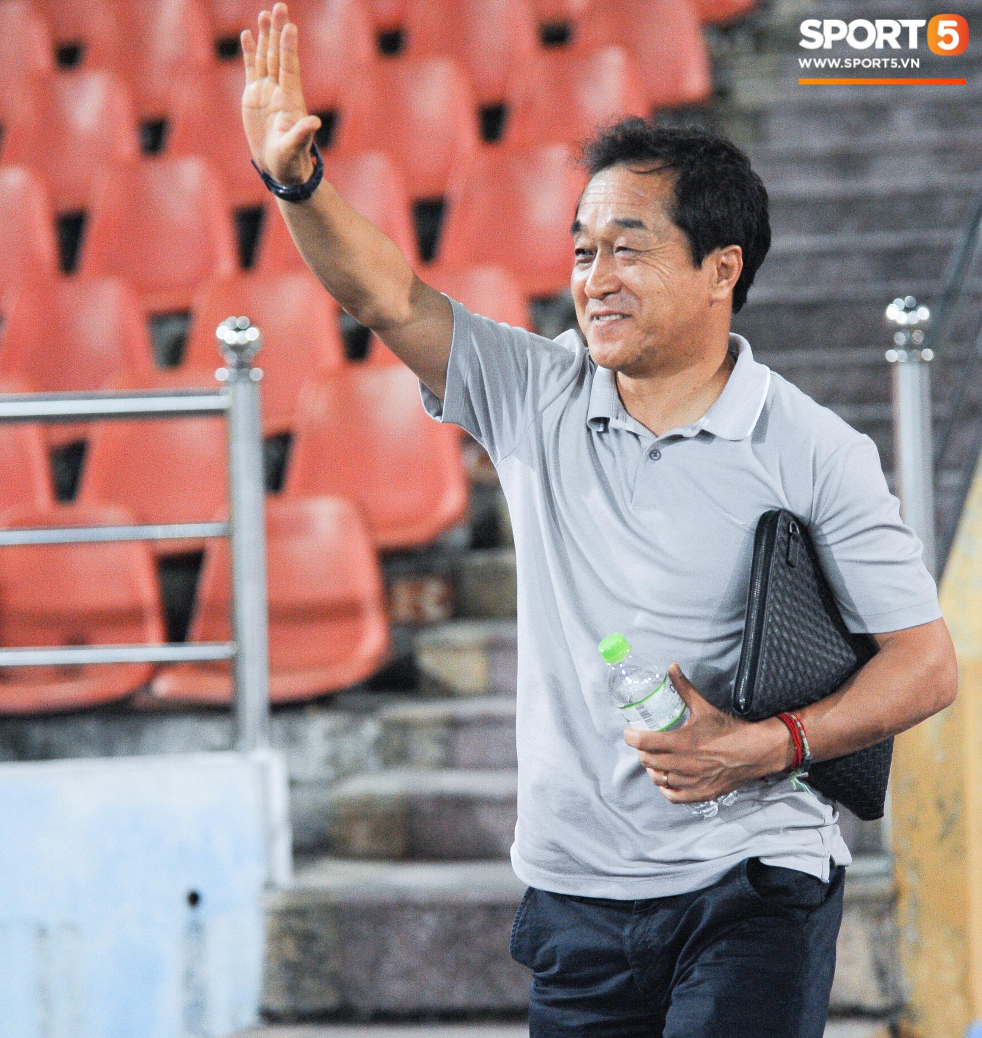 Cảm động khoảnh khắc cựu tuyển thủ Việt Nam chạy theo gọi tên thầy Lee khi cơn bão đang cận kề-5