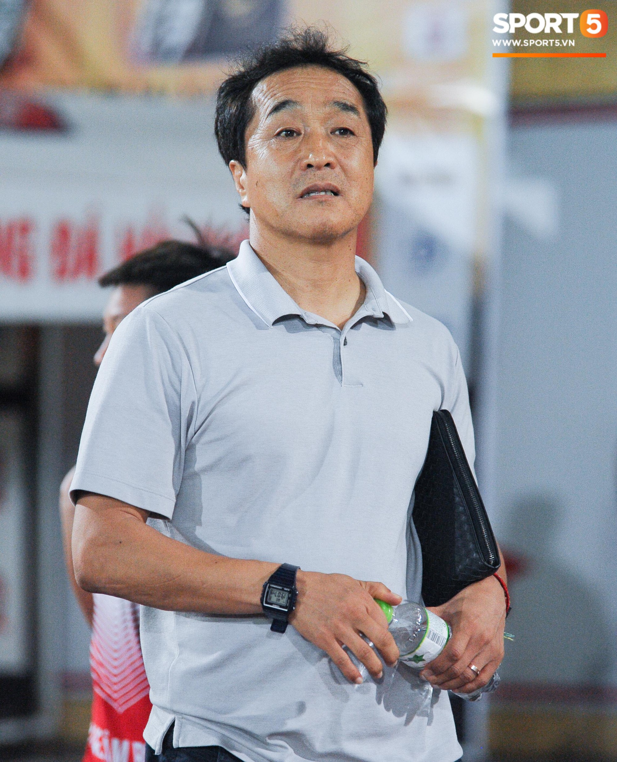Cảm động khoảnh khắc cựu tuyển thủ Việt Nam chạy theo gọi tên thầy Lee khi cơn bão đang cận kề-7