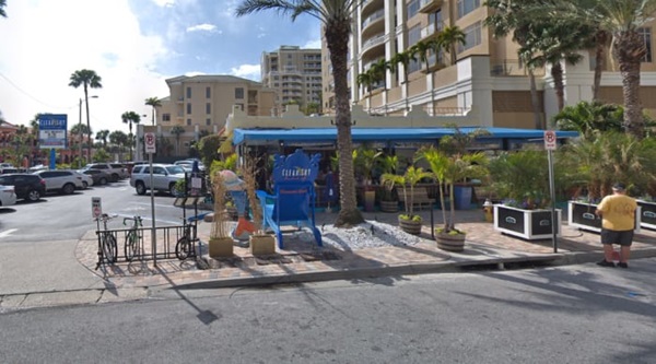 Vòi vĩnh không xong, cô gái ném 116 triệu của người yêu qua cửa sổ để trả đũa rồi nhận cái kết đắng-2