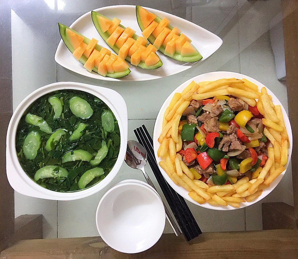 9x Hà Nội khiến MXH phát sốt vì 30 mâm cơm đẹp xuất sắc, chỉn chu đến từng cọng rau miếng thịt-7