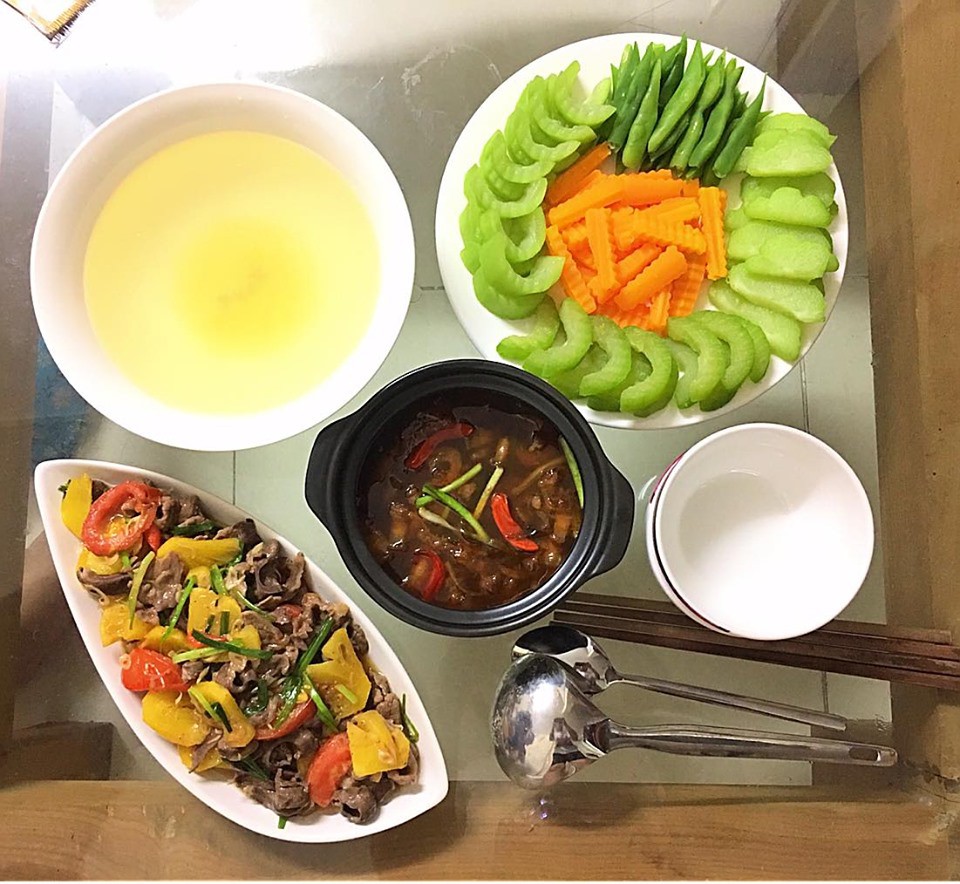 9x Hà Nội khiến MXH phát sốt vì 30 mâm cơm đẹp xuất sắc, chỉn chu đến từng cọng rau miếng thịt-16