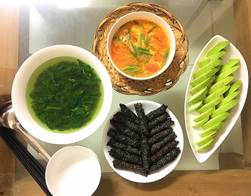 9x Hà Nội khiến MXH phát sốt vì 30 mâm cơm đẹp xuất sắc, chỉn chu đến từng cọng rau miếng thịt-17