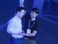 CEO của 'Google Trung Quốc' bị đổ cả chai nước lên đầu ngay trên sân khấu sự kiện