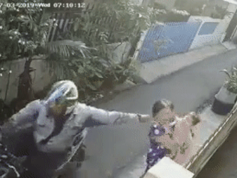 Người phụ nữ bị giật dây chuyền vàng ngã đập người xuống đường, điều đáng sợ hơn ở cuối clip