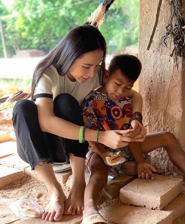 Còn đâu Nữ hoàng sexy, Angela Phương Trinh giờ đây ăn vận nền nã hơn xưa bội phần-8