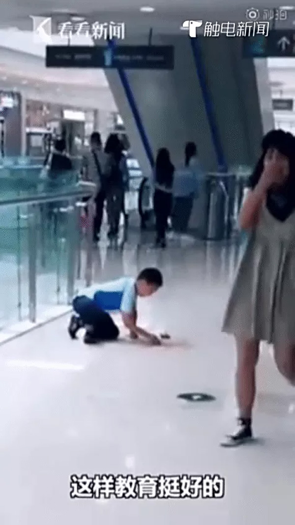 Bé trai quỳ xuống sàn trung tâm thương mại lau thức ăn trước mặt mẹ, biết câu chuyện phía sau, ai cũng tán dương người mẹ-2