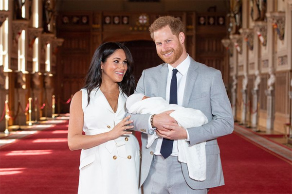 Vợ chồng Meghan Markle chính thức công bố kế hoạch làm lễ rửa tội cho con trai đầu lòng với những chi tiết gây tranh cãi-1