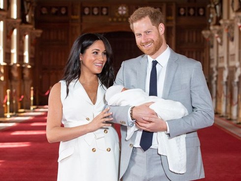 Vợ chồng Meghan Markle chính thức công bố kế hoạch làm lễ rửa tội cho con trai đầu lòng với những chi tiết gây tranh cãi
