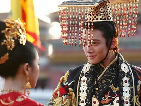 Phát hiện bạn trai soi gái trên máy bay, cô gái nổi cơn tam bành ra tay trừng trị khiến cả chuyến bay được phen náo loạn-4