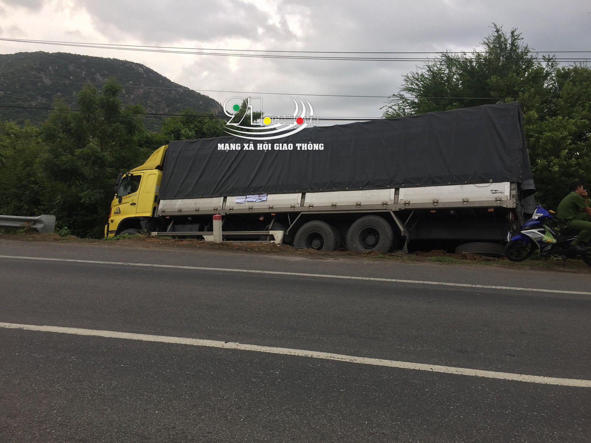 Xe chở dầu ăn bị lật, người dân ùa ra rạch bạt hôi của rồi nghi đánh tài xế gãy tay vì dám can ngăn-1