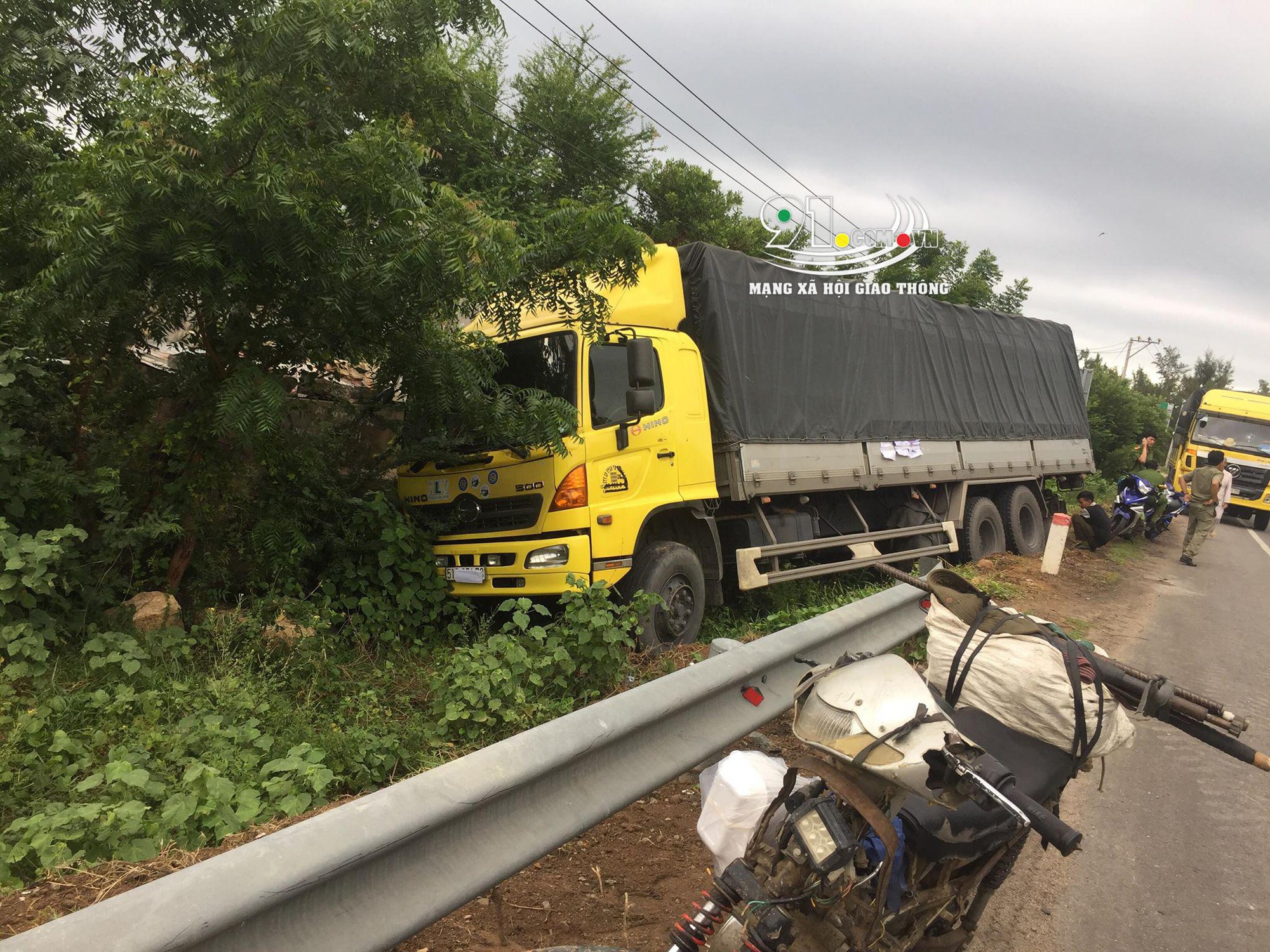 Xe chở dầu ăn bị lật, người dân ùa ra rạch bạt hôi của rồi nghi đánh tài xế gãy tay vì dám can ngăn-2