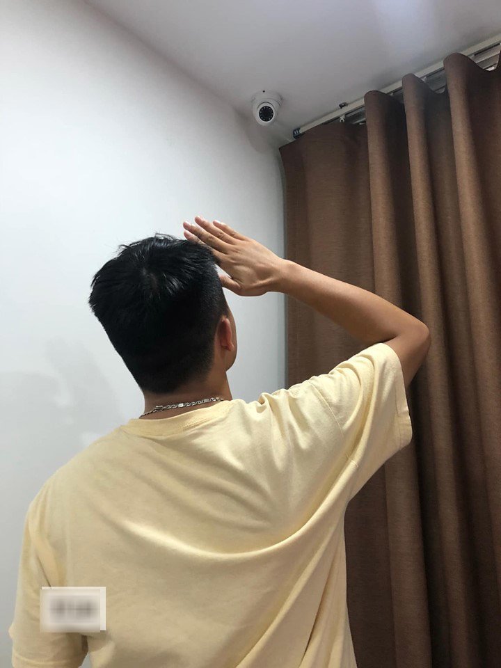 Cười bò trước hành động chào camera của ông chồng nhưng bình luận này mới gây bão-1