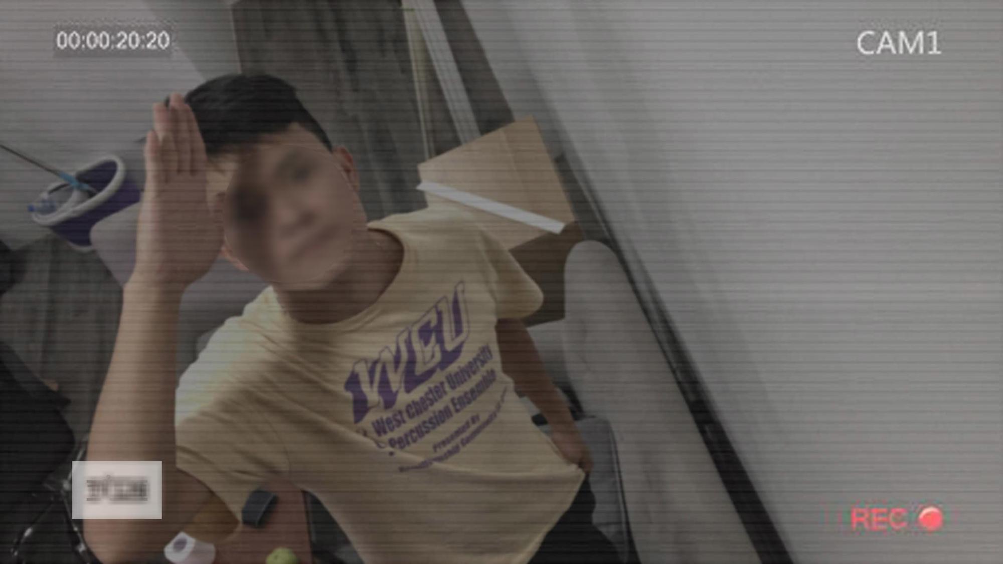 Cười bò trước hành động chào camera của ông chồng nhưng bình luận này mới gây bão-2