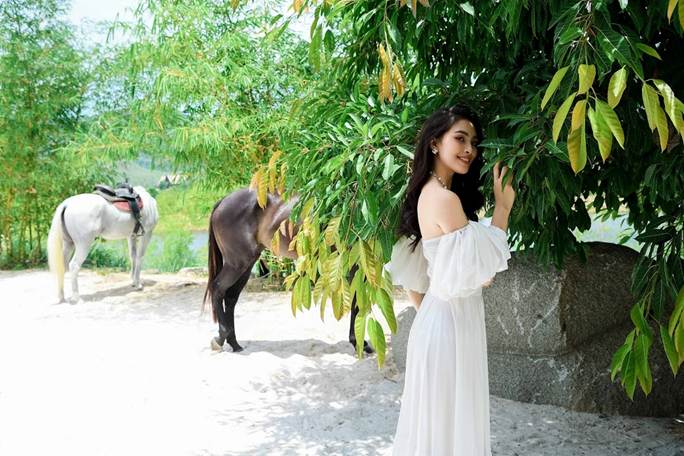 Hoa hậu Tiểu Vy khoe vai trần quyến rũ không thể rời mắt-1