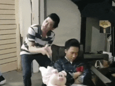 Ngủ gật bất chấp, Trấn Thành bị đồng nghiệp troll mọi lúc mọi nơi