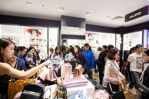 Hơn 800 thương hiệu giảm đến 50% trong mùa lễ hội Red Sale Carnival 2019-2