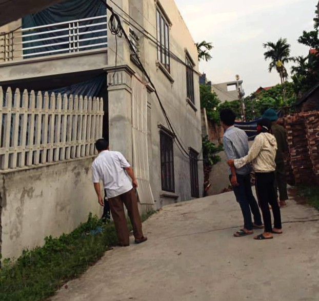 Di dời 3 hộ dân quanh hố tử thần nuốt” ngôi nhà 2 tầng ở Hà Nội-1