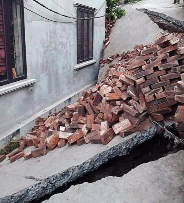 Di dời 3 hộ dân quanh hố tử thần nuốt” ngôi nhà 2 tầng ở Hà Nội-2